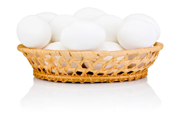 Bílá vejce v košíku izolovaných na bílém pozadí — Stockfoto