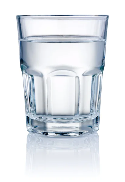 Beyaz arkaplanda izole edilmiş bir bardak su.