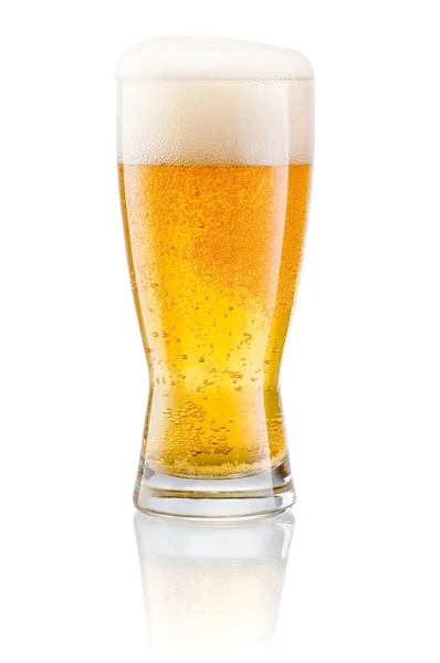 Bicchiere di birra fresca con tappo di schiuma isolato su uno schienale bianco — Foto Stock