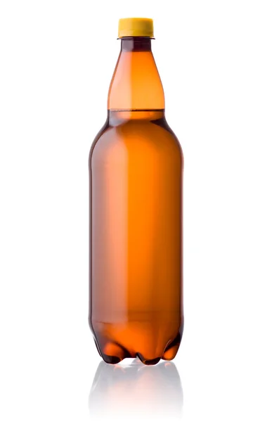 Bruine plastic fles bier geïsoleerd op een zwarte achtergrond — Stockfoto