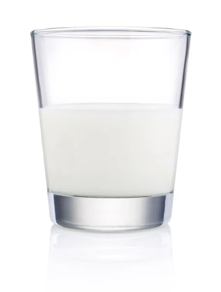 Un demi-verre de lait frais isolé sur fond blanc — Photo