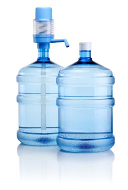 Beyaz bir adam izole pompa ile su iki büyük şişe