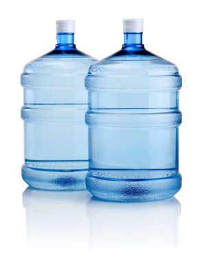 Beyaz bir arka plan üzerinde izole su iki büyük şişe