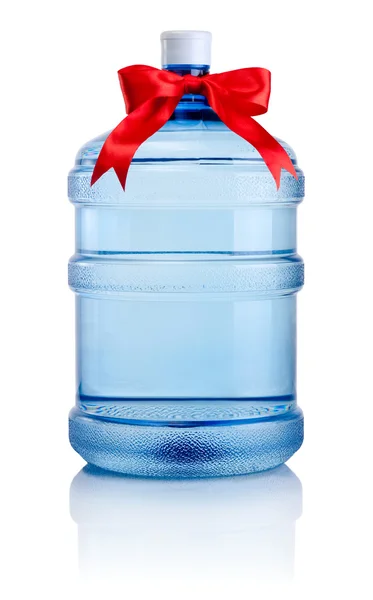 Grande bottiglia d'acqua legata con un fiocco di raso rosso isolato su — Foto Stock