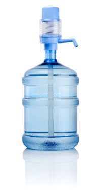 büyük beyaz bir arka plan üzerinde izole pompa ile su şişe