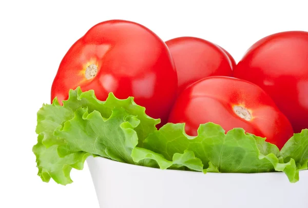 Крупный план Свежие помидоры с зеленым листком салата в чаше изолированы о — стоковое фото