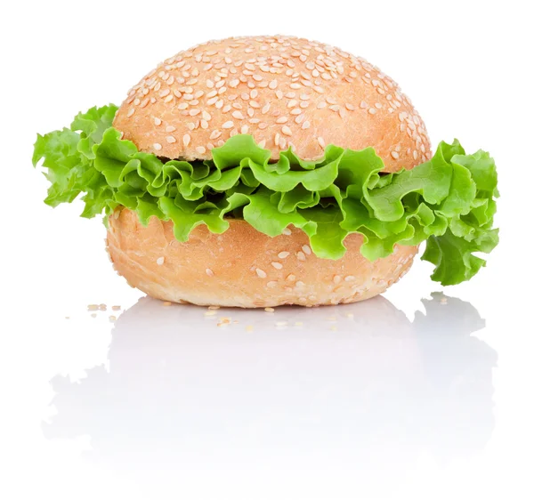 Sandviç topuz izole beyaz zemin üzerine yeşil salata yaprağı — Stok fotoğraf
