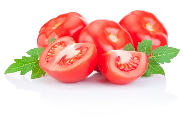 Frische saftige Tomate mit grünen Blättern isoliert auf einem weißen Backgro — Stockfoto