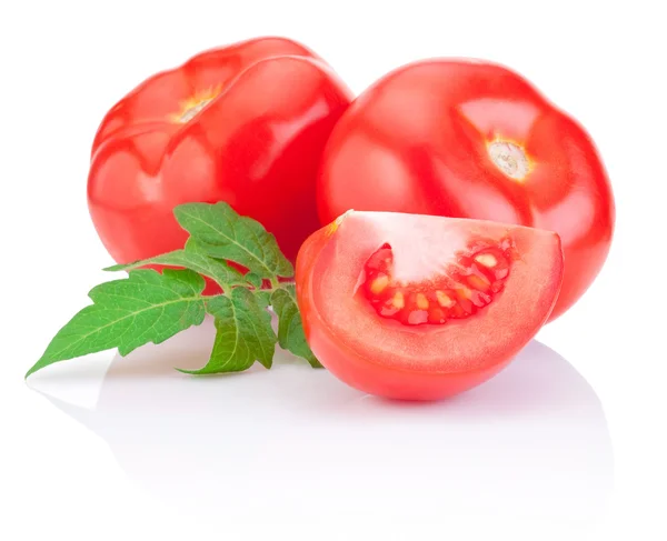 Dois tomates vermelhos suculentos e fatia com folhas Isolado em b branco — Fotografia de Stock