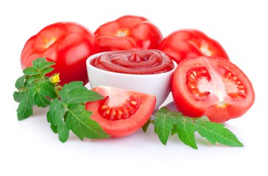 domates sosu ve sulu kırmızı domates yaprakları isolat ile kase