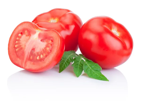 Zwei saftige rote Tomaten und die Hälfte mit Blättern isoliert auf weißem Ba — Stockfoto