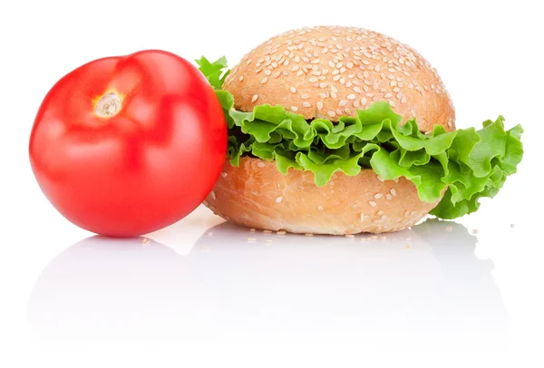 Bollo sandwich con lechuga y jugoso tomate rojo aislado sobre blanco — Foto de Stock