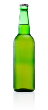 yeşil bira şişesiyle izole beyaz zemin üzerine yoğunlaşma
