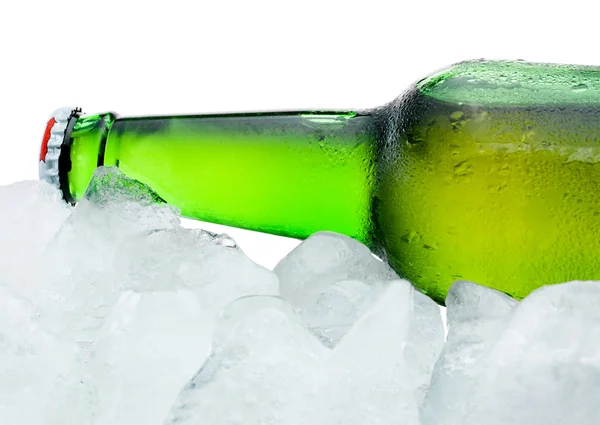 Gros plan Bouteille de bière verte avec condensation fraîche dans un isolat de glace — Photo
