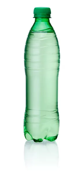Botella de plástico verde de agua aislada sobre fondo blanco — Foto de Stock