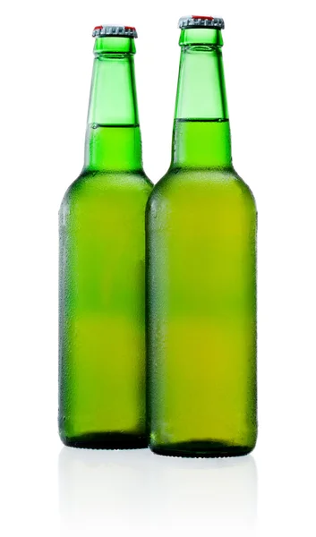 Duas garrafas verdes de cerveja com condensação isolada em ba branco — Fotografia de Stock