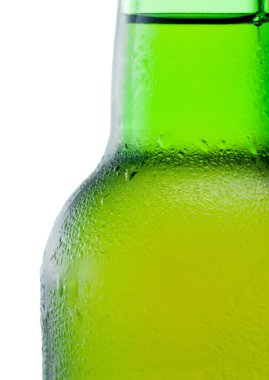 Beyaz backg üzerinde yoğunlaşma yeşil bira şişesiyle Close-Up