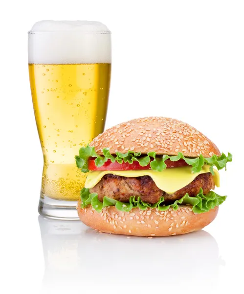 Hamburger e bicchiere di birra isolato su sfondo bianco — Foto Stock