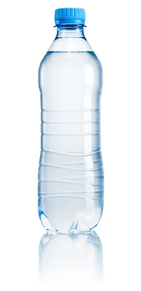 Plastikowe butelki wody pitnej na białym tle — Zdjęcie stockowe
