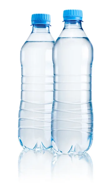 Twee plastic fles van het drinkwater geïsoleerd op een witte pagina — Stockfoto