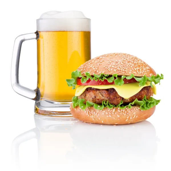 Hamburger ve bira beyaz zemin üzerine izole bir fincan — Stok fotoğraf