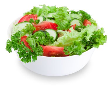 Beyaz arka planda bir kase karışık salata