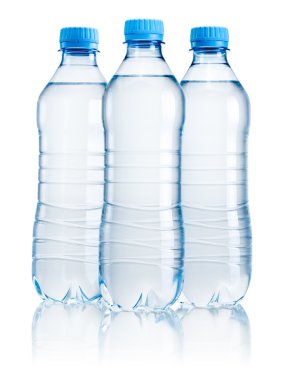 Üç plastik şişe üzerinde beyaz backgro izole içme suyu