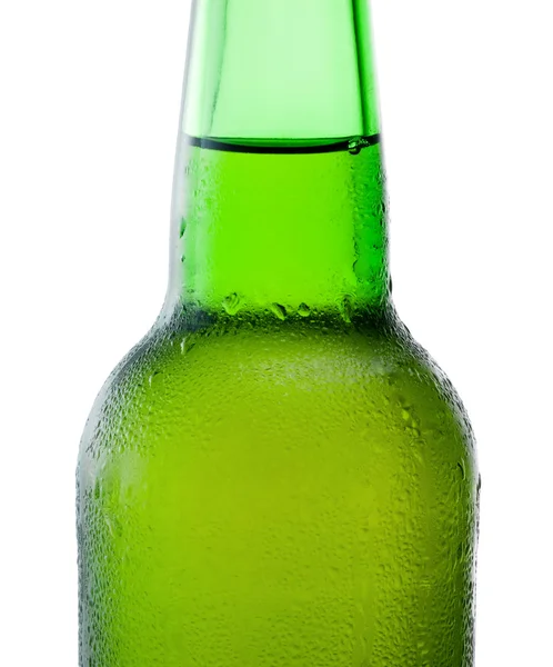 Primo piano di una bottiglia di birra verde con condensazione su dorso bianco — Foto Stock