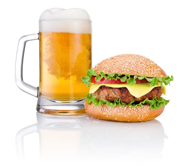 Hambúrguer e caneca de cerveja isolada sobre fundo branco — Fotografia de Stock