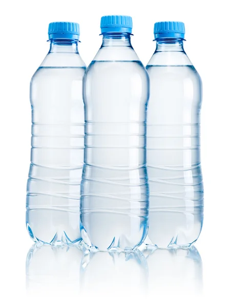 Trzy plastikowe butelki wody pitnej na białym tle na biały backgro — Zdjęcie stockowe