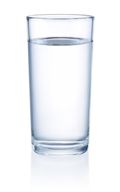 Beyaz arkaplanda izole edilmiş bir bardak su.