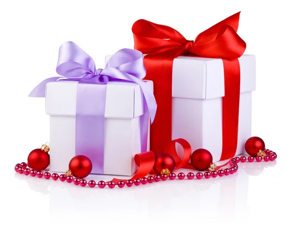 Duas caixas brancas amarradas com um arco de fita de cetim, bolas vermelhas de Natal — Fotografia de Stock