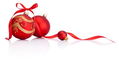 şerit yay üzerinde beyaz izole kırmızı Noel dekorasyonu topları