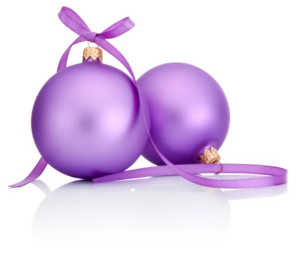 Dos adornos de Navidad púrpura con lazo de cinta aislado en ba blanco — Foto de Stock