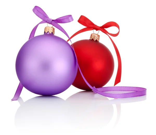 Bola de Navidad púrpura y roja con lazo de cinta aislada en blanco —  Fotos de Stock
