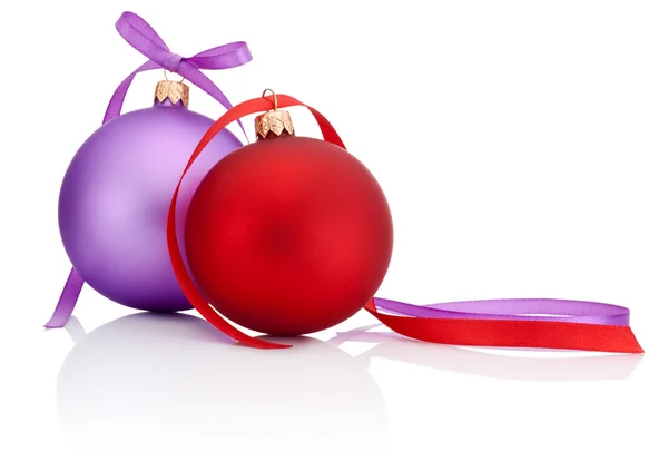 Κόκκινο και μωβ Χριστουγεννιάτικη μπάλα με κορδέλα τόξο απομονωθεί σε λευκό — Φωτογραφία Αρχείου