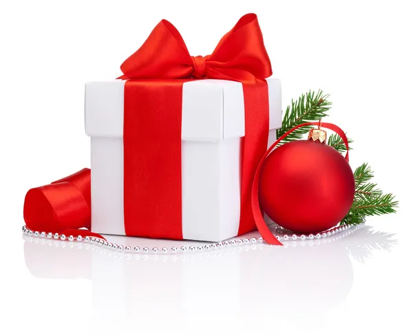 Witte giftdoos gebonden rode satijnen lint boog, Kerstmis bal en Spar — Stockfoto
