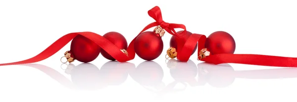 beyaz zemin üzerinde izole kırmızı Noel topları ile şerit yay