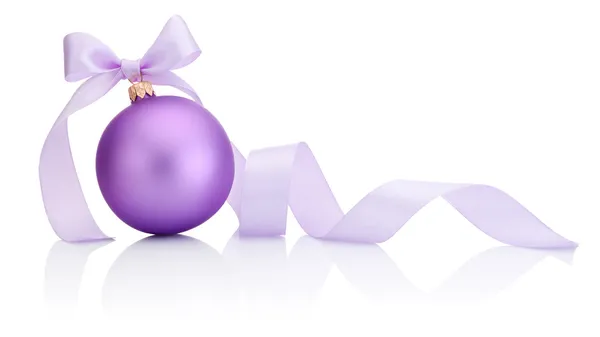 Natal roxo Bauble com fita arco Isolado no backgr branco — Fotografia de Stock