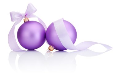 izole üzerinde beyaz bac iki mor Noel topları ile şerit yay