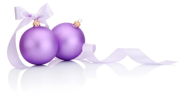 Deux boules de Noël violettes avec noeud ruban Isolé sur bac blanc — Photo