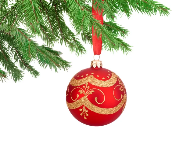 Czerwone Ozdoby Boże Narodzenie ball wiszące na jodła drzewo gałąź isol — Zdjęcie stockowe