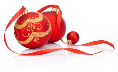 şerit yay üzerinde beyaz izole kırmızı Noel dekorasyonu topları
