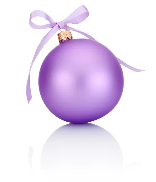 Bola de Navidad púrpura con lazo de cinta aislada sobre fondo blanco — Foto de Stock