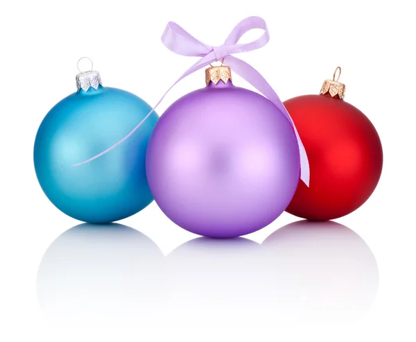 Τρεις Χριστούγεννα μπάλες κόκκινο, μπλε και μοβ με κορδέλα τόξο isola — Φωτογραφία Αρχείου