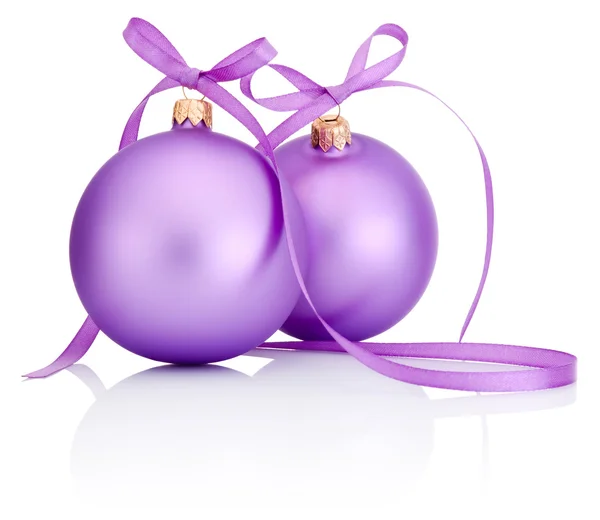 Dois roxo Natal Bauble com fita arco isolado no branco ba — Fotografia de Stock