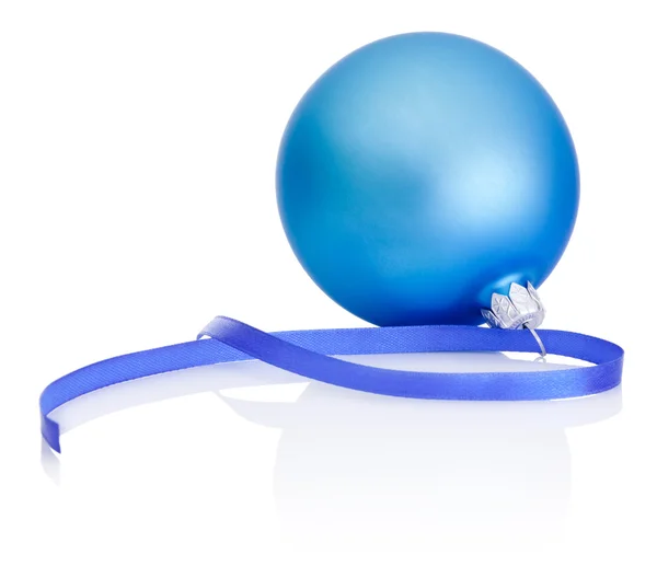Blauwe Kerstbal met lint geïsoleerd op witte achtergrond — Stockfoto