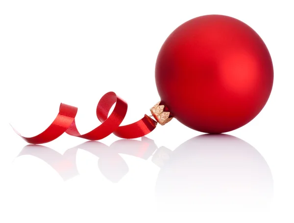 赤いクリスマス ボールと白い背景で隔離カーリング紙 — ストック写真