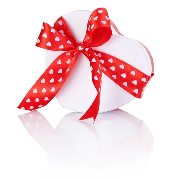 Corazón en forma de caja de regalo atado con cinta con un lazo aislado en wh — Foto de Stock