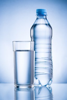 plastik şişe ve bardak içme suyu izole mavi sırt üstü